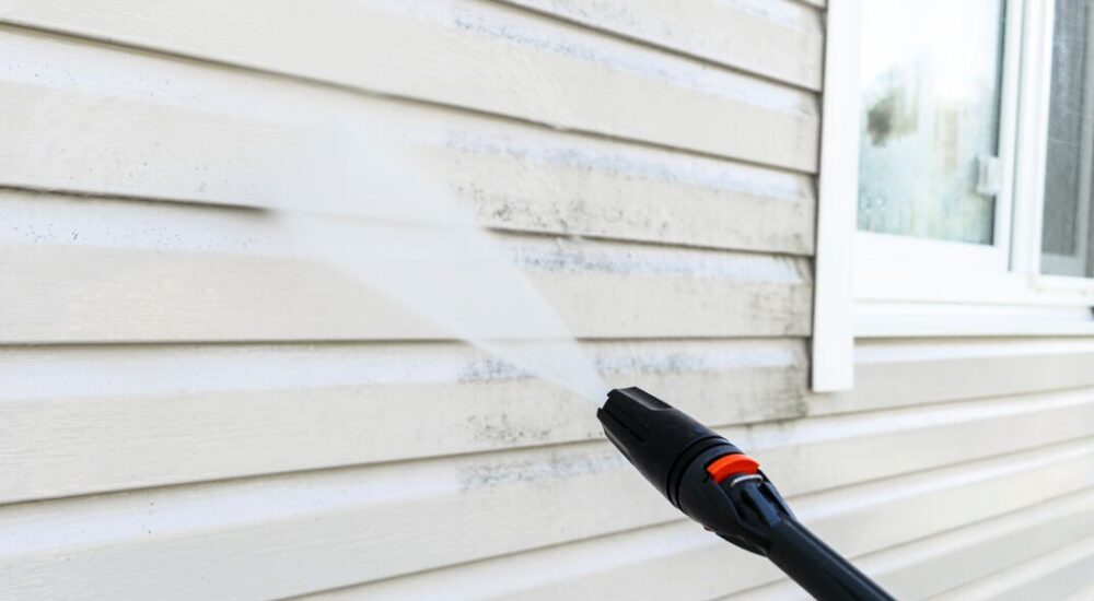 CLEAN VINYL SIDING